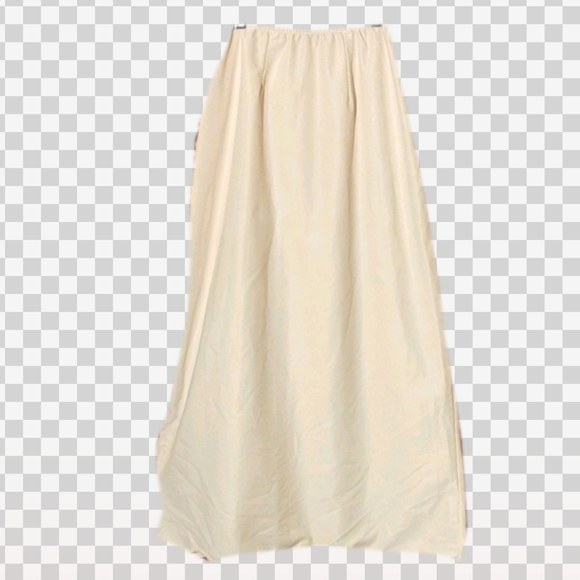 ANOTHER VINTAGE beige half slip with scalloped hem.   Get it outta my li… - Picture 3 of 9